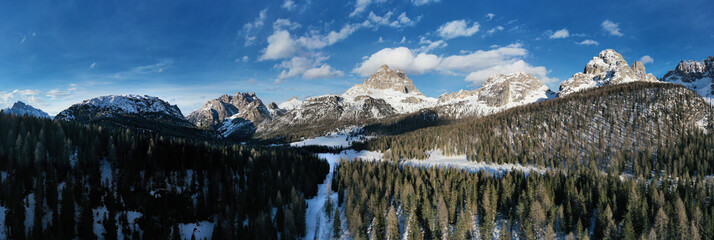 Panorama bosco di montagna dall'alto in inverno sulle Dolomiti e le Tre Cime di Lavaredo  sullo sfondo