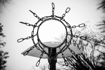 Vista inferior de un aro de baloncesto en blanco y negro