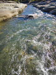  A miracle land where fossils from 1.7 to 2 million years ago are exposed on a large scale. Fossils of trees that appeared facing the river. Fossil rocks on both sides of the river. 