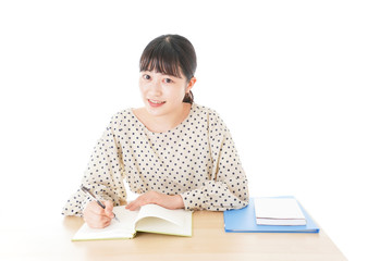 机で勉強をする若い女性