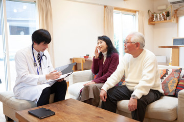 Obraz premium Lekarz, który przeprowadza wywiady w domu