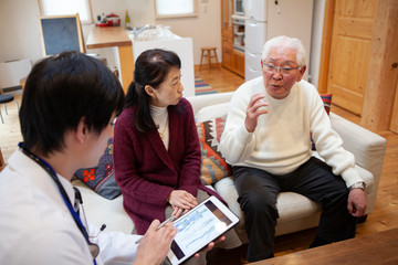 Obraz premium 医者と話す高齢の男性