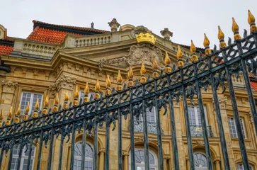 Zaun und Fassade eines barocken Palasts in Münster © hespasoft