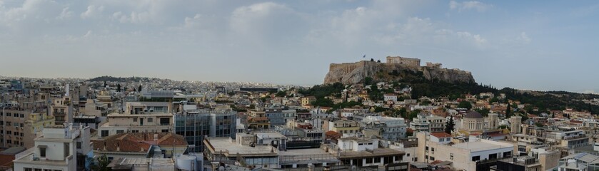 Fototapeta na wymiar Vista panoramica del centro de Atenas en grecia con el monte del partenon