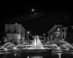 Fontana di notte con luna in cielo, BW