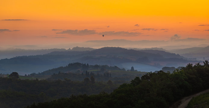 Alba Toscana con mongolfiera