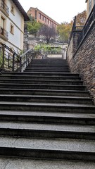 Dura subida en escaleras