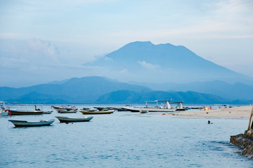 Paisaje costero con el volcán Agung al fondo