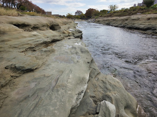Fossil rocks on both sides and the bottom of the river. A miracle land where fossils from 1.7 to 2 million years ago are exposed on a large scale.