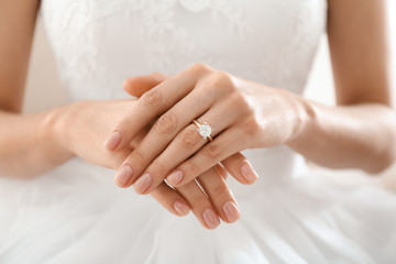 Obraz na płótnie Canvas Young bride wearing beautiful engagement ring, closeup