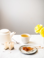 Kräutertee, Teekanne und gelbe Blumen auf einem Tisch, Frühstück, Teepause