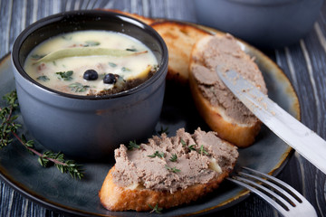 Chicken liver paste with thyme