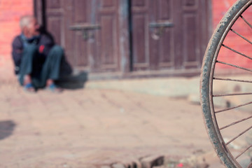 Detalle de vagabundo en una calle de Katmandu