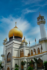 Fototapeta na wymiar Masjid Sultan Mosque Singapore against blue sky 