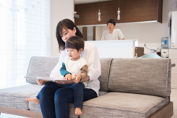 本の読み聞かせをする母親 © tatsushi
