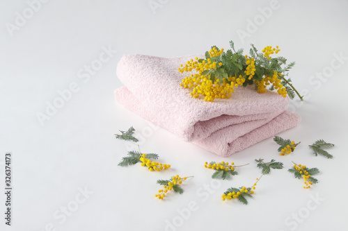 ピンクのタオルとミモザの花束 Wall Mural Wallpaper Murals Hanaphoto