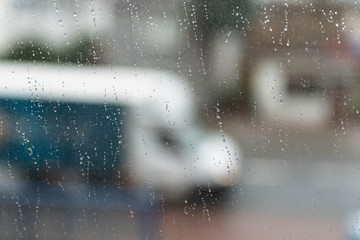 Widok z okna na ulicę w deszczowy dzień. © boguslavus