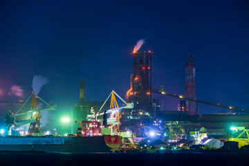 Fototapeta premium 関門海峡対岸から望む北九州工業地帯の夜景【福岡県】