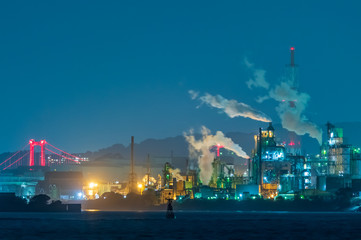 Fototapeta premium 関門海峡対岸から望む北九州工業地帯の夜景【福岡県】