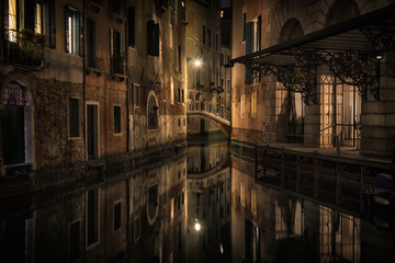 Fototapeta na wymiar Houses along the canal and the bridge in Venice in night