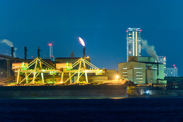 Fototapeta premium Nocny widok obszaru przemysłowego Kitakyushu z przeciwnej strony Cieśniny Kanmon [Prefektura Fukuoka]