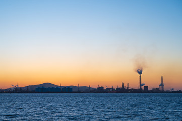 Obraz premium 夕暮れの関門海峡から望む北九州工業地帯