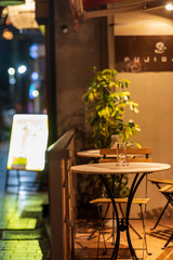 夜のテーブルとグラス