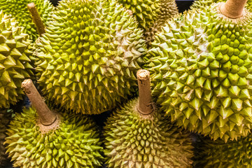 Durianfrucht am Marktstand in der Karibik