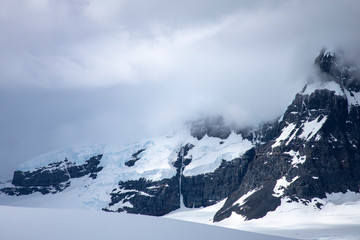 Fototapeta na wymiar Antarctic Mountains