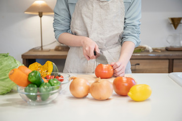 キッチンで調理をする若い女性の手元