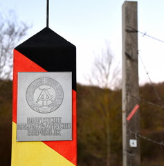 Grenzmarkierung der DDR mit Staatswappen