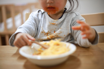 食事で服を汚す女の子