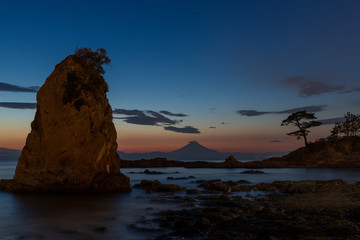 横須賀市秋谷海岸立石公園から夕焼け富士山
