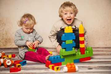 Kinder bauen mit Bausteinen