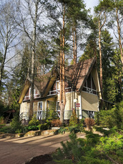Obraz premium house in the forest at sunny day