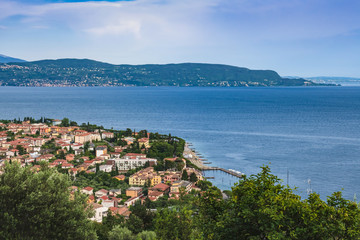 Obraz premium Panoramic view of the city on the shore of lake Garda on an overcast day.
