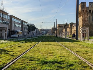 Ligne de tramway à Avignon centre ville aux remparts, vaucluse, tranfport du futur