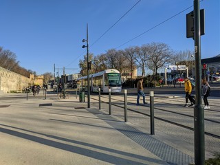 Ligne de tramway à Avignon centre ville aux remparts, vaucluse, tranfport du futur