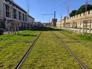Ligne de tramway à Avignon centre ville aux remparts, vaucluse, tranfport du futur