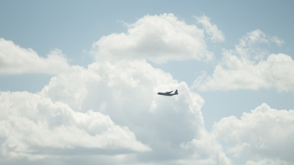 Avion isolé dans le ciel