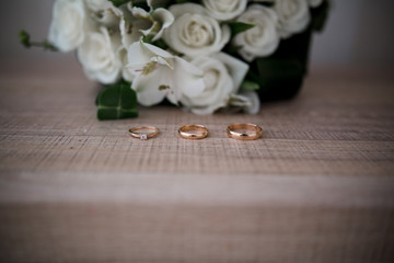 Fototapeta na wymiar wedding rings near the bride's bouquet