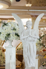 Living statues in the restaurant. Beautiful floral arrangements. Wedding. Fashion and Style. Live...
