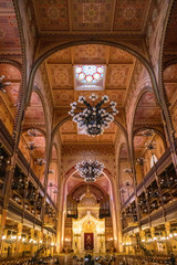 Fototapeta na wymiar splendid interior of jewish Dohány Street Synagogue in Budapest
