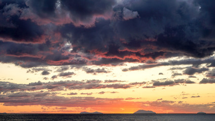 Abendstimmung mit Vulkan