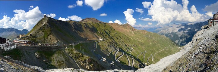 Gran panoramica de la carretera del paso del stelvio en la zona de los alpes Italianos