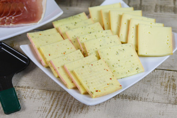 fromage à raclette dans une assiette