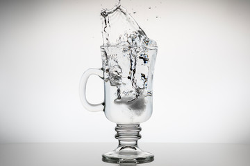 Glas Wasser mit Eiswürfel Splash