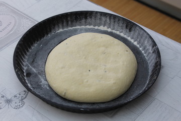 pâte de pain enfarinée prête pour le four