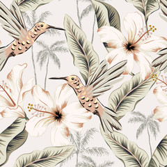 Kolibries, hibiscus bloemen, bananenbladeren, palmbomen, beige achtergrond. Vector naadloze bloemmotief. Tropische illustratie. Exotische planten, vogels. Zomer strand ontwerp. Paradijs natuur