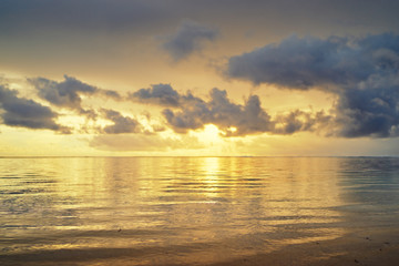 Obraz premium Beautiful seascape with sunrise cloudy sky.